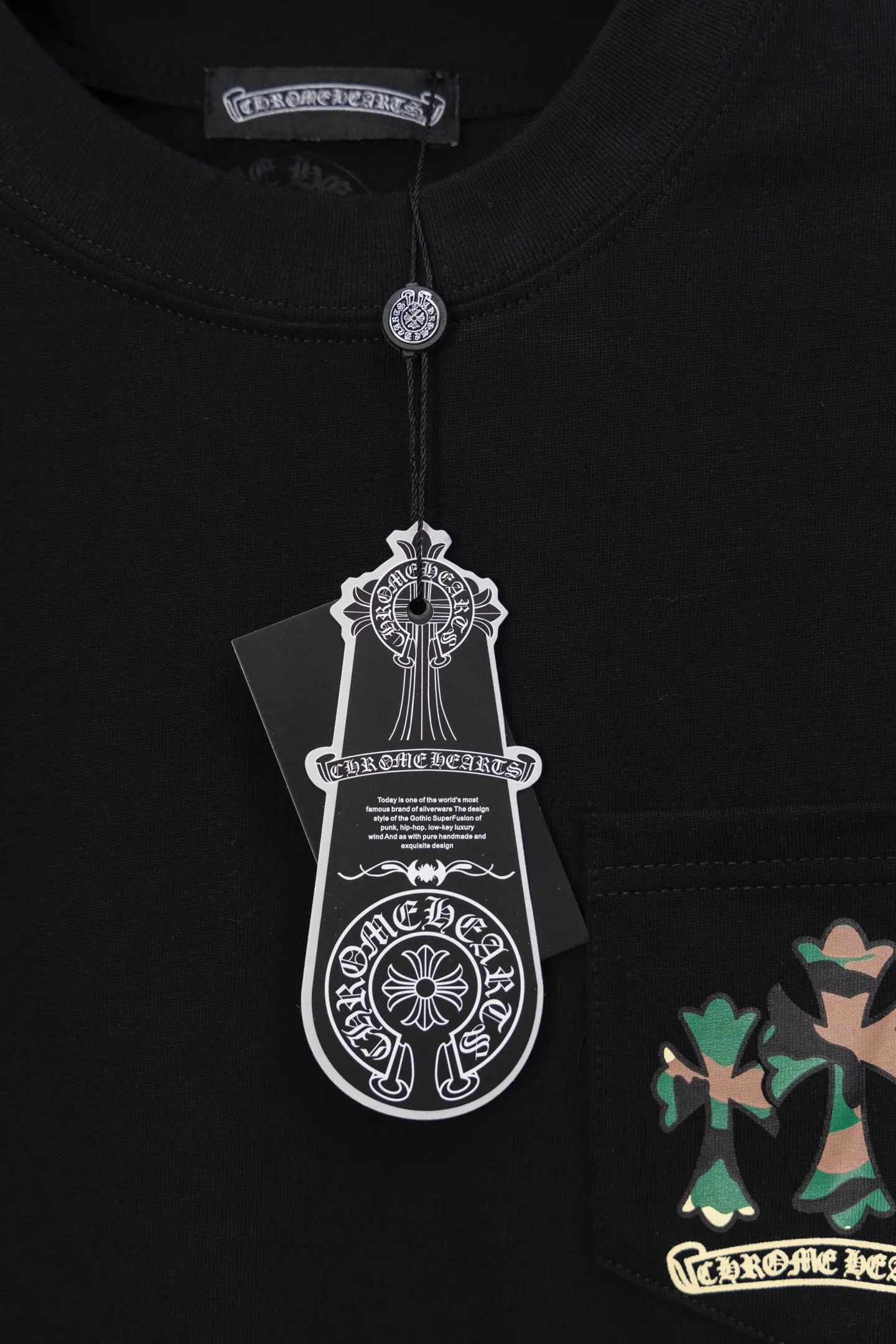 P190 Chrome Hearts CH Chrome Hearts Arm Camouflage Letters Large Logo Pocket Long Sleeve T-shirt Made of 300 grams of pure cotton fabric Threads are encrypted in the same color as the cylinder. The color is the same. Buy with confidence. The workmanship details are to the extreme, different from ordinary products in the market. White ink direct-jet printing high-temperature technology. Large factory flow workmanship. Double-line hemming production. Machine washable. High temperature resistance. Imported pigments will not fall off. Color: black white. Size: S—